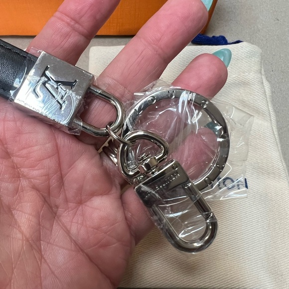 Louis Vuitton Silver and Black Key Holder - Picture 5 of 10